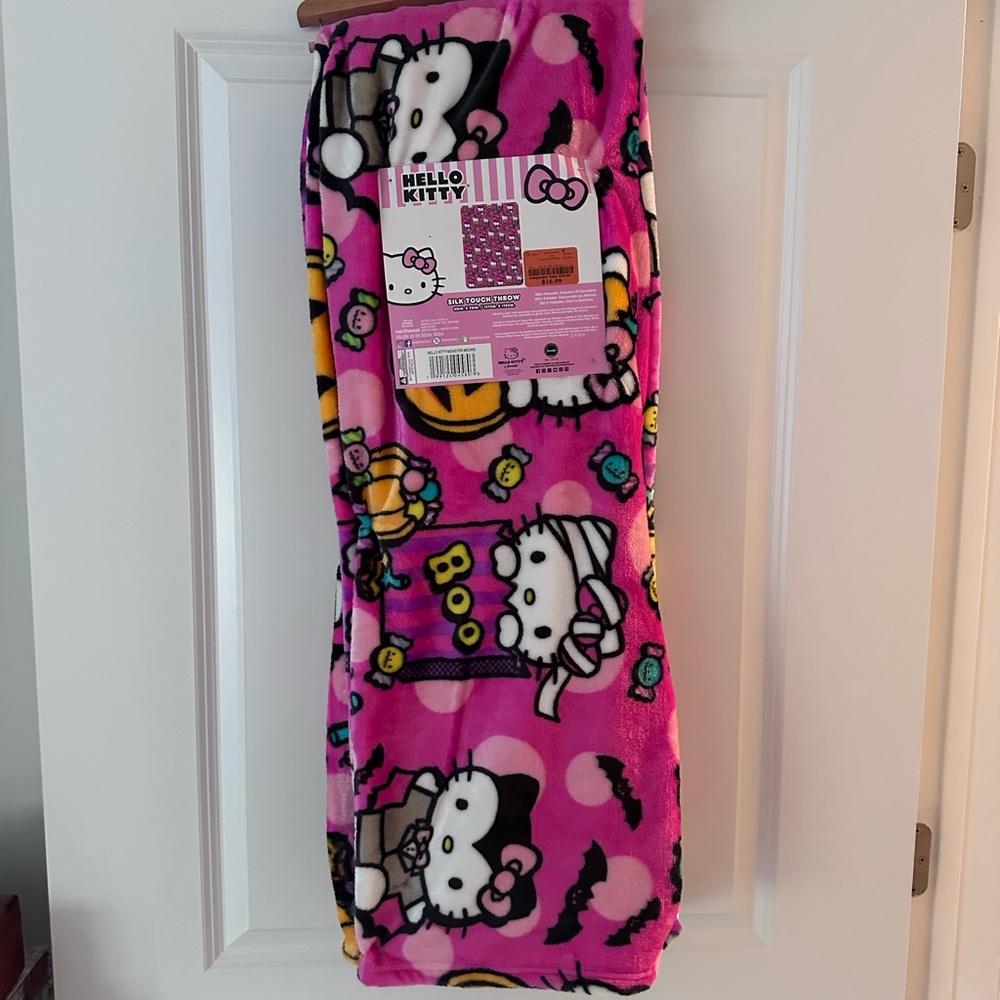 HELLO KITTY Halloween 🎃 Throw Blanket NWT